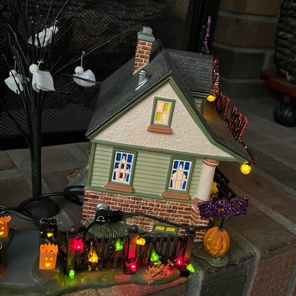 SOLD!!! Dept 56 Halloween "1031 Trick or Treat Drive" Retired - Picture 9 of 17